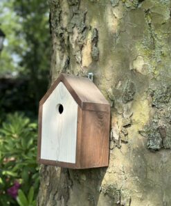 Nestkast Nutan, eenvoudig te reinigen en perfect voor een vogelvriendelijke tuin.”