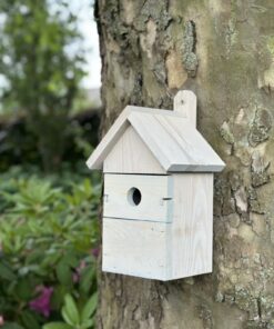 Houten nestkast Lotus met drie verwisselbare invlieggaten en waterbestendige beits