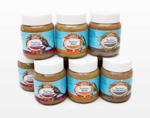 Vogels voeren met pindakaas