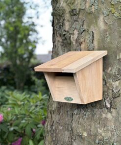 Nestkast Rosa – Traditionele nestkast voor koolmezen De Nestkast Rosa met landelijke uitstraling en stevig bitumen dak biedt koolmezen een ideale plek om te nestelen. Deze nestkast is ook geschikt voor andere vogelsoorten zoals de pimpelmees, ringmus, huismus, boomklever en bonte vliegenvanger
