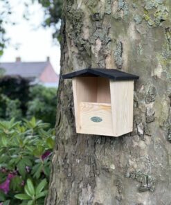 Nestkast Rubi, speciaal ontworpen voor roodborsten, bevestigd aan een boom