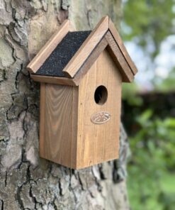 Houten vogelhuisje Mila in boom met zwart dak Perfect voor winterkoningen