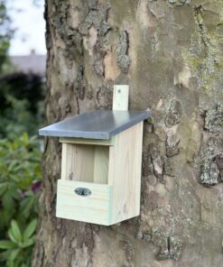 De Nestkast Rori is een praktische en stijlvolle toevoeging aan elke tuin. Speciaal ontworpen voor roodborsten