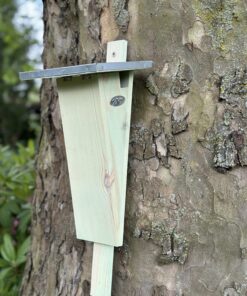 Slanke houten nestkast met verzinkt metalen dak, ontworpen voor boomkruipers