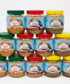 Vogelvoer vogelpindakaas potten gevarieerde smaken opgestapeld.