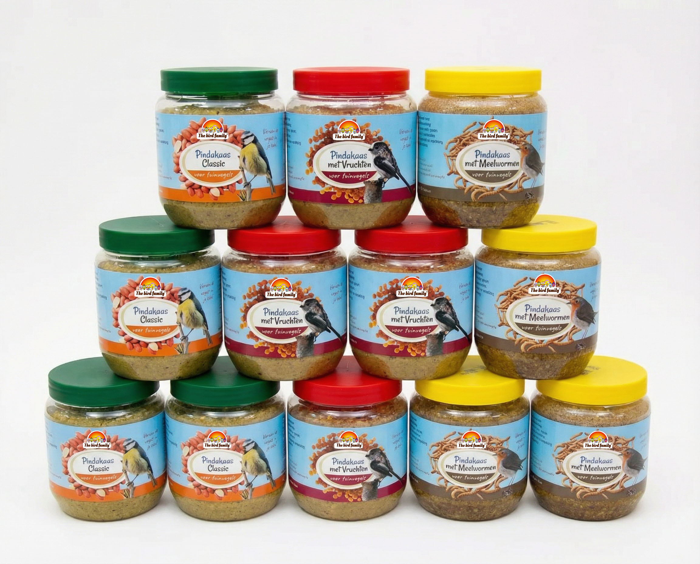 Vogelvoer vogelpindakaas potten gevarieerde smaken opgestapeld.