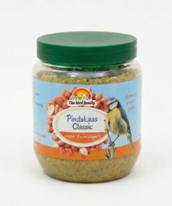 Pot pindakaas voor tuinvogels met mees afbeelding.