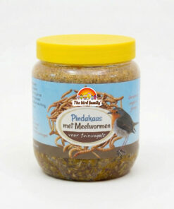 Pot pindakaas met meelwormen voor tuinvogels.