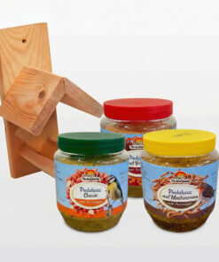Pindakaas voor tuinvogels met houten houder.