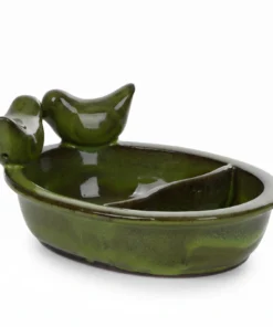 Groene keramieken drinkschaal met twee vakken, close-up