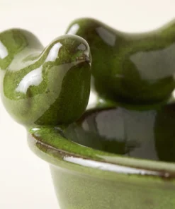 Detail van de groene geglazuurde drinkschaal