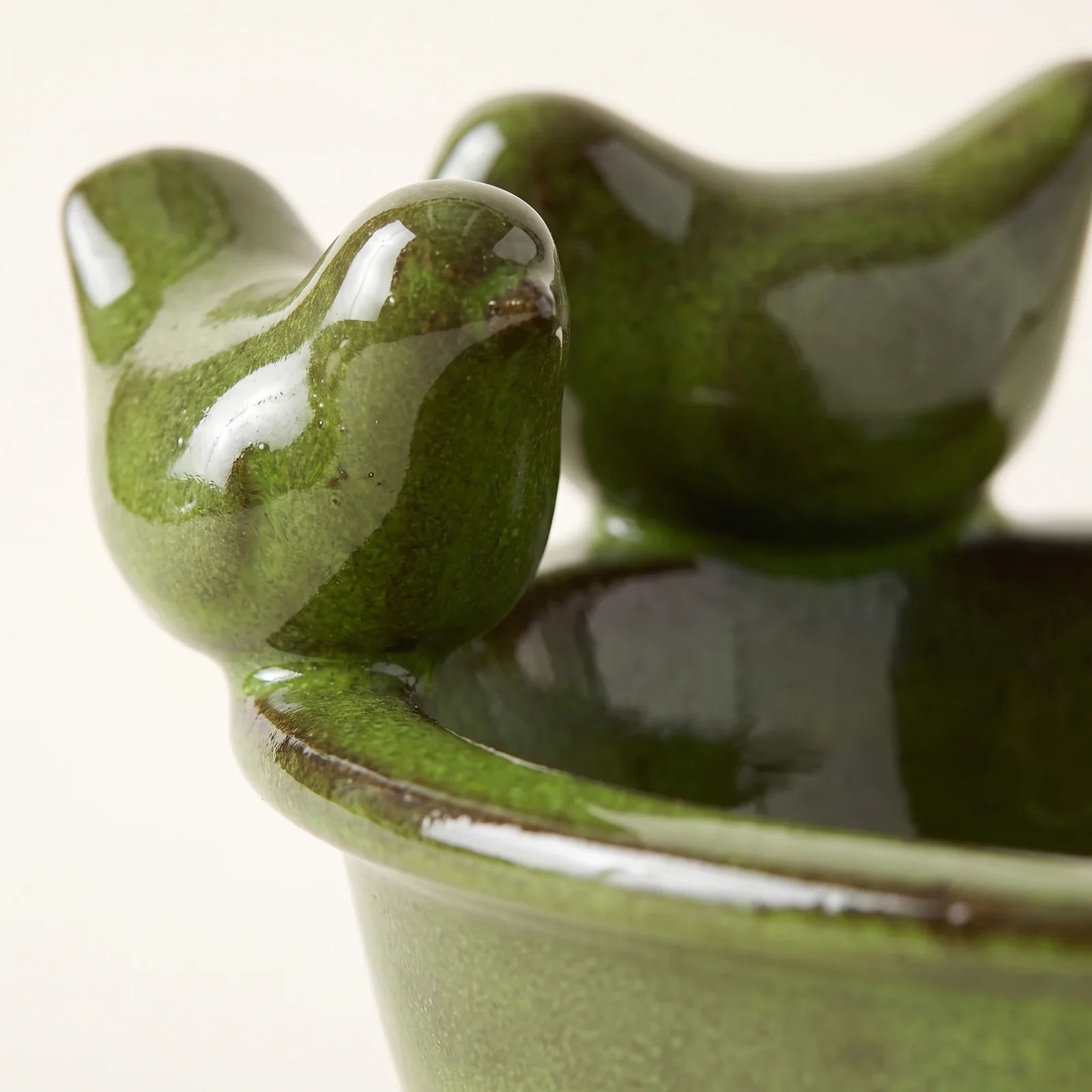 Detail van de groene geglazuurde drinkschaal
