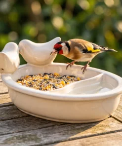 Putter drinkt uit een witte keramieken schaal
