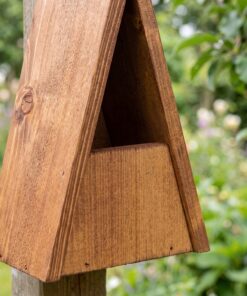 Nestkast Roodborst Triangel aan boomstam
