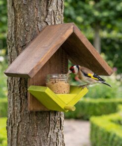 Putter eet vogelpindakaas uit pothouder Putter