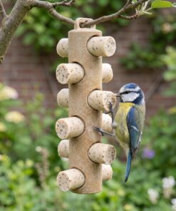 Pimpelmees eet uit Vetstaafjeshouder hout met 6 vetstaafjes
