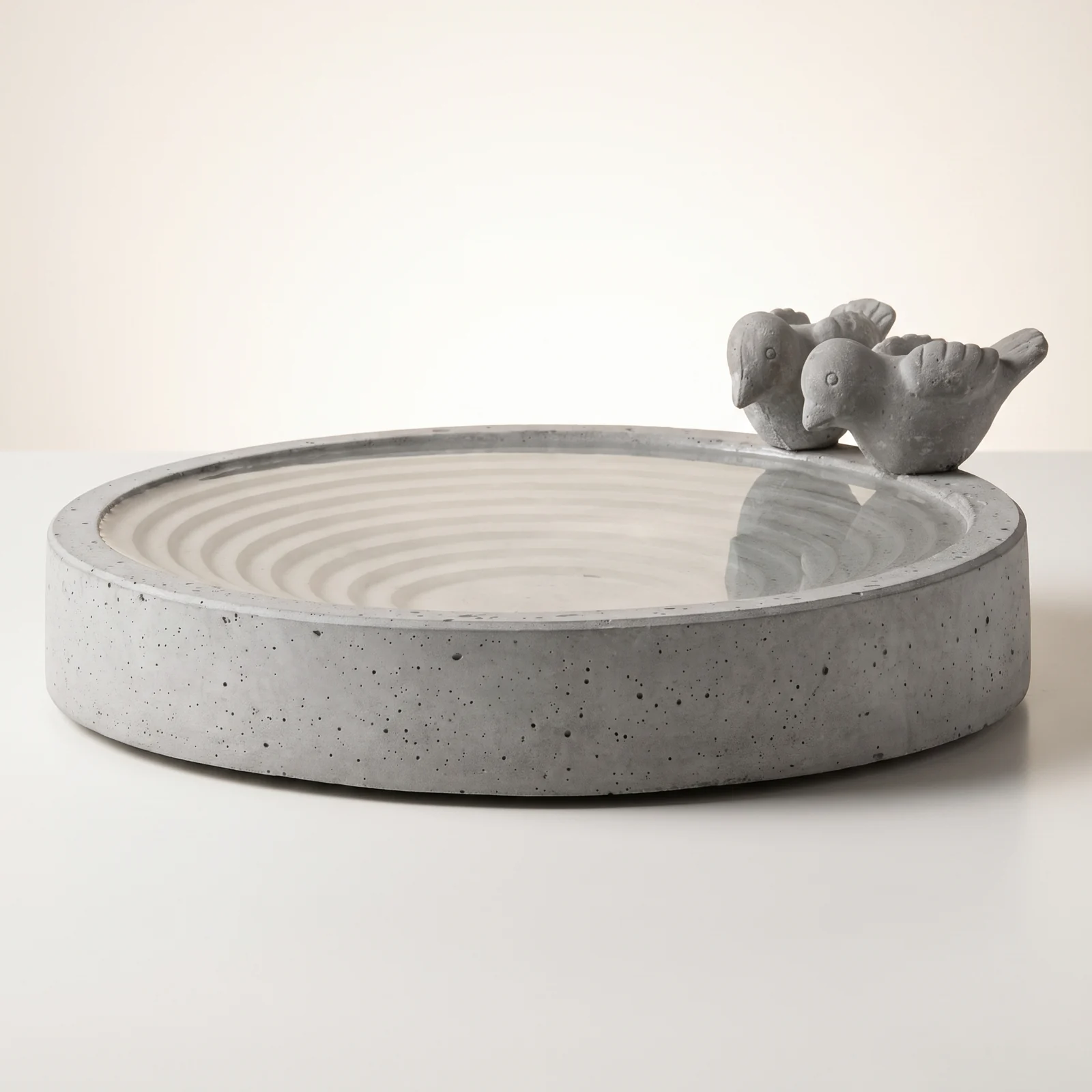 Betonnen vogelbad van 29 cm met vogelfiguren op de rand