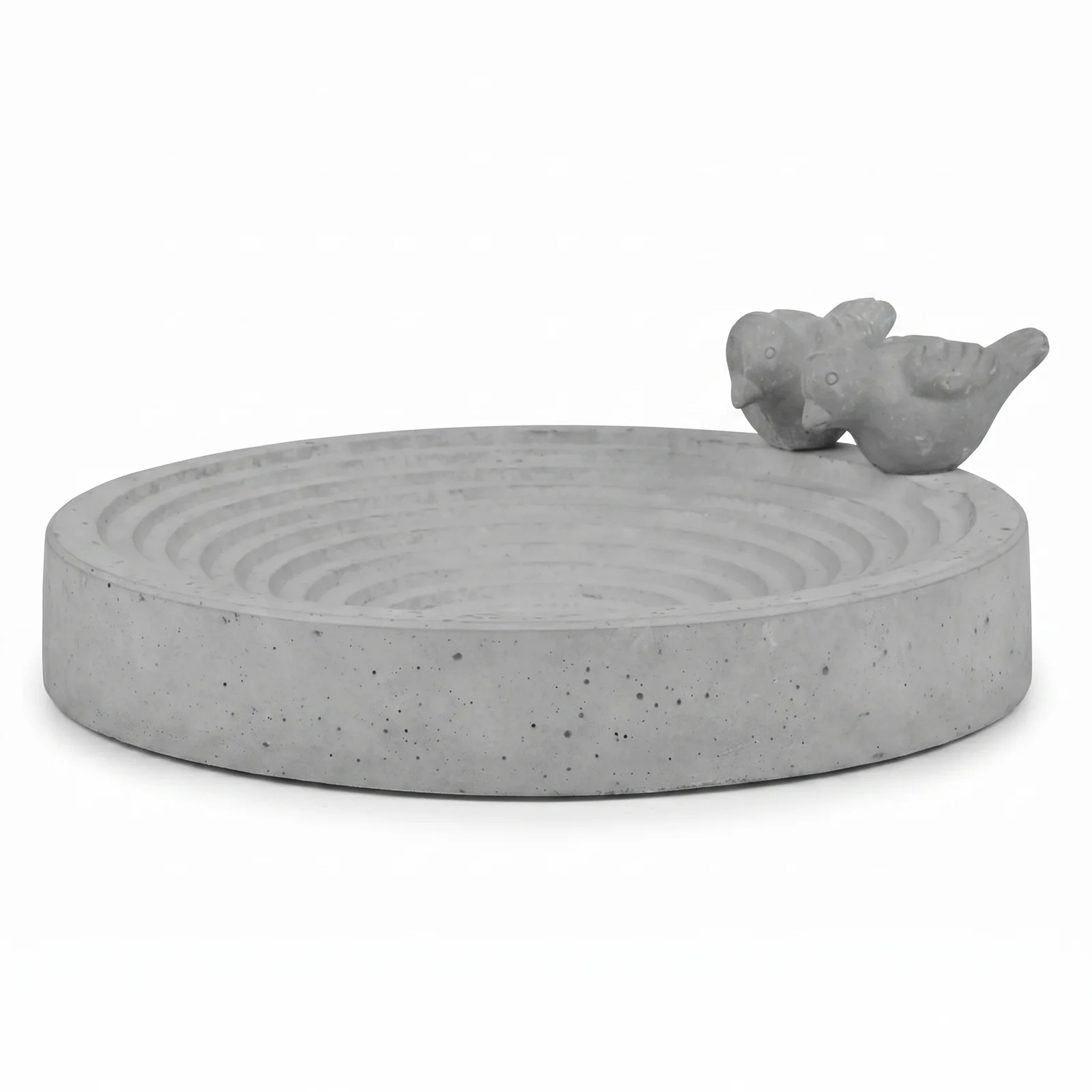 Betonnen vogelbad met watervlak, close-up